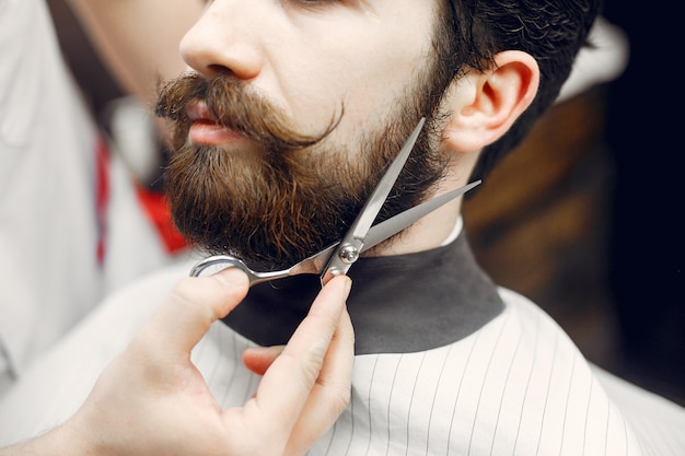 Elegante uomo seduto in un negozio di barbiere