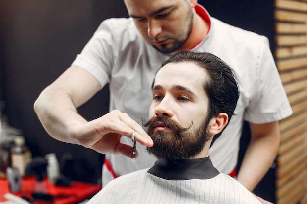 Elegante uomo seduto in un negozio di barbiere