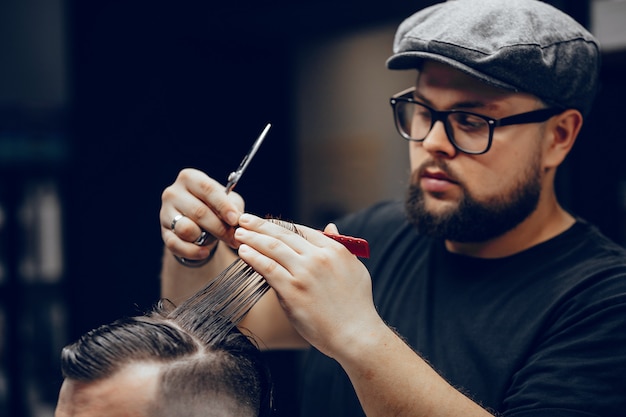 Elegante uomo seduto in un negozio di barbiere