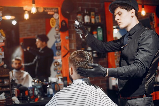 Elegante uomo seduto in un negozio di barbiere