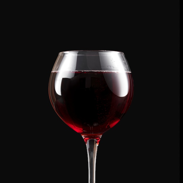 Elegante vino rosso scuro in bicchiere