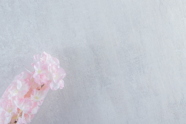 Eleganti fiori in una brocca, sul tavolo bianco.