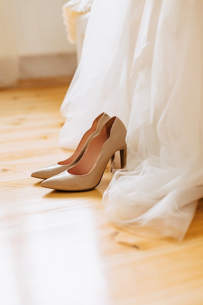 Eleganti scarpe da donna per feste e matrimoni, abiti da sposa e dettagli