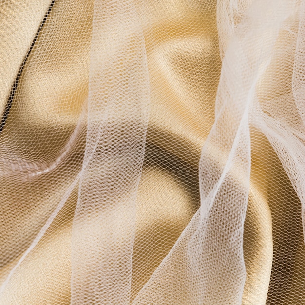 Eleganti tessuti pastello dorati e trasparenti