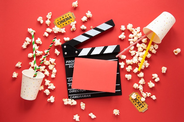Elementi del cinema e carta vuota rossa