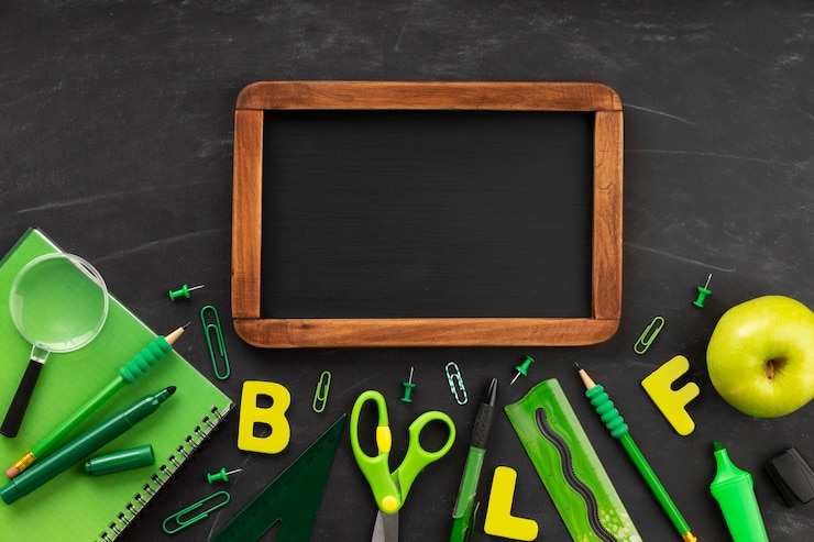 Foto gratuito elementi del giorno di educazione con la lavagna