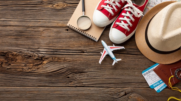 Elementi del kit di viaggio vista dall'alto su un tavolo