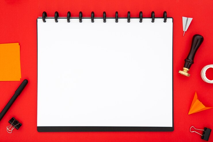 Foto gratuito elementi di cancelleria con blocco note vuoto