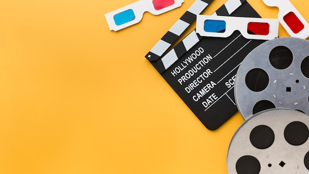 Elementi di cinematografia su sfondo giallo con spazio di copia