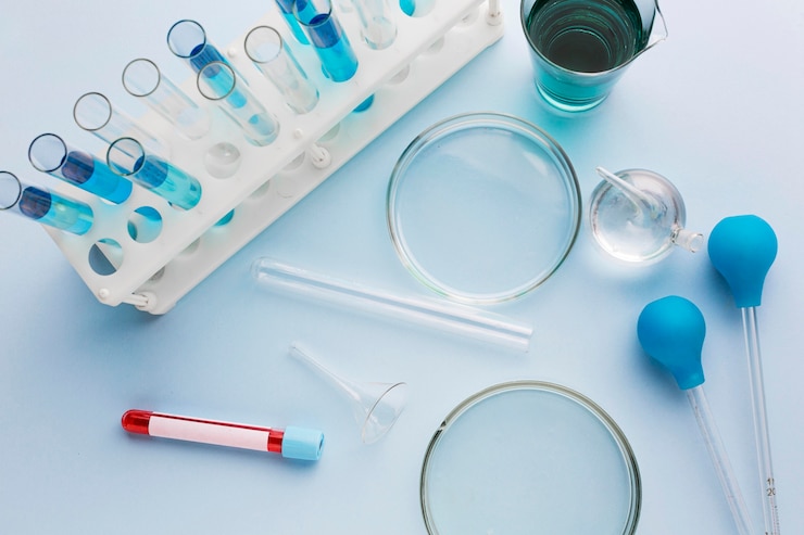 Foto gratuito elementi di scienza vista dall'alto in laboratorio