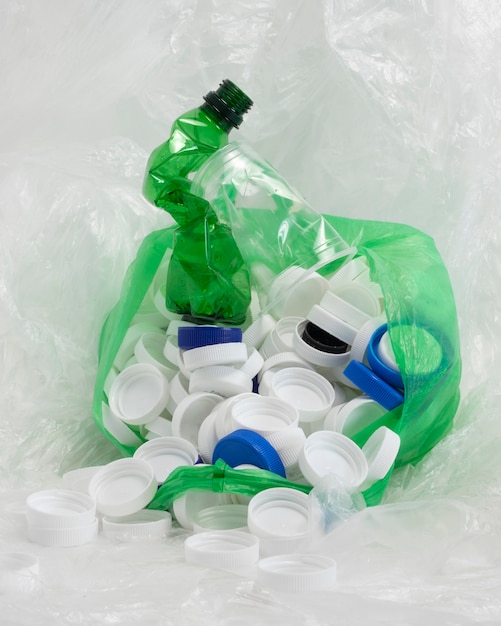 Elementi in plastica non ecologici vista frontale