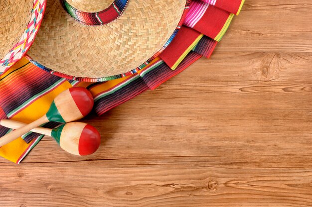 Elementi messicano su un pavimento in legno