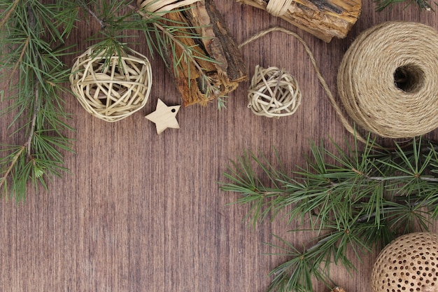 Elementi natalizi su fondo in legno