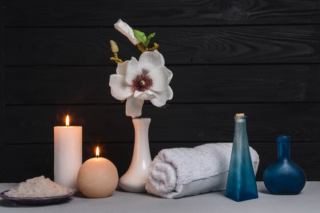 Elementi naturali per spa con candele