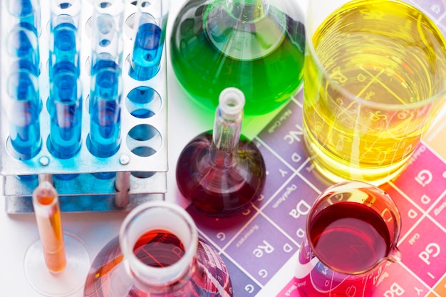 Elementi scientifici ad alto angolo con assortimento di prodotti chimici