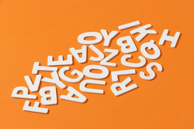 Elevato angolo di lettere dell'alfabeto con spazio di copia per la giornata dell'istruzione