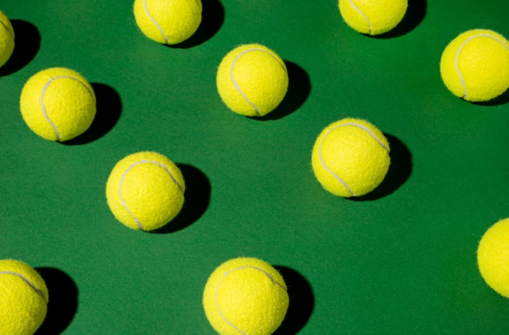 Foto gratuito elevato angolo di molte palline da tennis