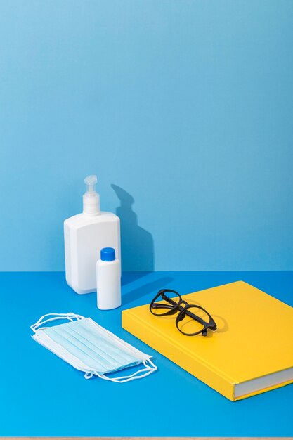 Elevato angolo di ritorno a scuola con maschera e disinfettante per le mani