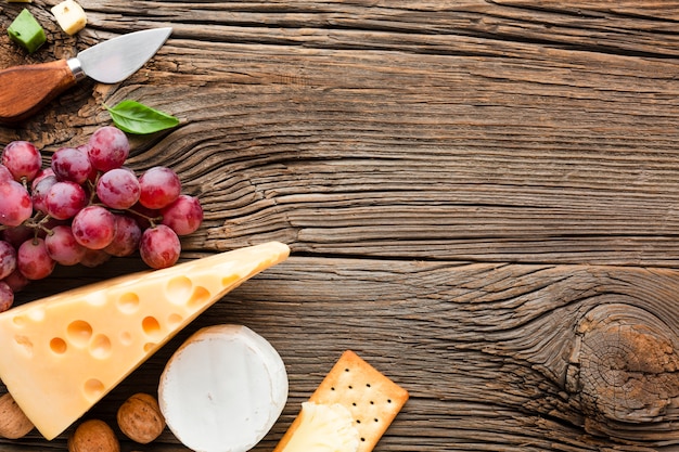 Emmental uva piatta e coltello formaggio con spazio di copia