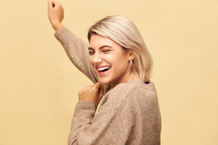 Foto gratuito emozioni e sentimenti umani positivi. gioiosa giovane donna felice con l'acconciatura bob e l'anello al naso che celebra il successo, ridendo e ballando, avendo un'espressione facciale allegra, in posa isolata