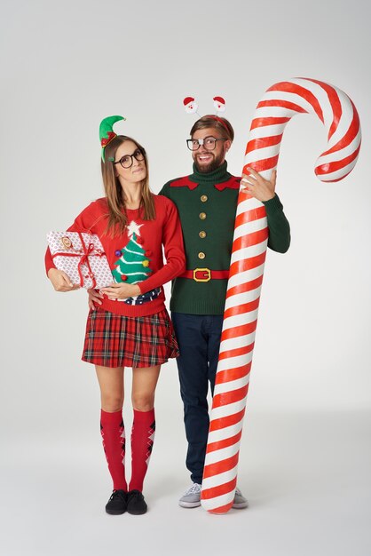 Enorme bastoncino di zucchero e coppia di Natale