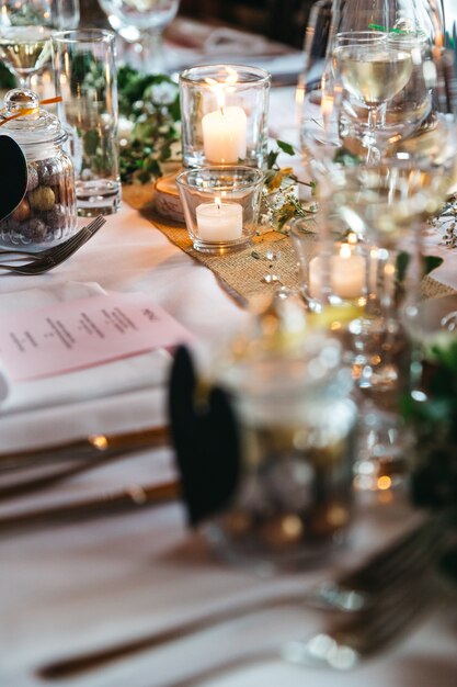 Enorme decorazione con candele sul tavolo delle vacanze
