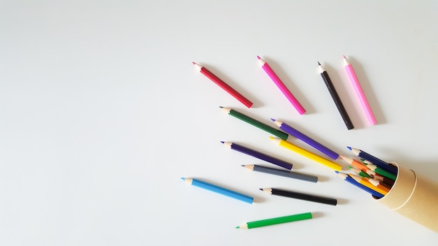 Enormi serie di matite colorate su sfondo bianco della tabella. Vista dall&#39;alto.