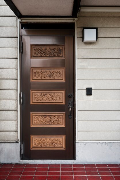 Entrata della casa con la costruzione del Giappone degli ornamenti