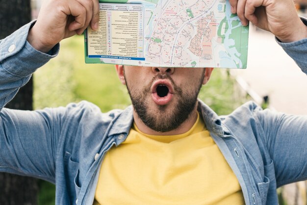 Entusiasta uomo che tiene una mappa