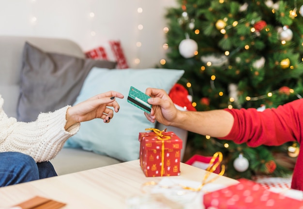 Equipaggi dare la carta di credito alla donna in maglione bianco