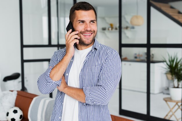 Equipaggi la conversazione sul telefono e distogliere lo sguardo mentre sono felice