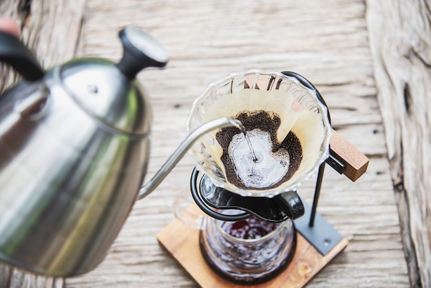 Equipaggi la fabbricazione del caffè fresco a goccia nella caffetteria d'annata