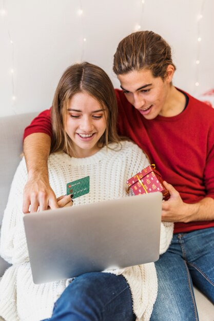 Equipaggi la mostra allo schermo del computer portatile con il dito