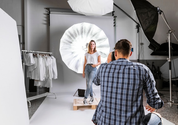 Equipaggi la presa della foto di un modello della donna in studio