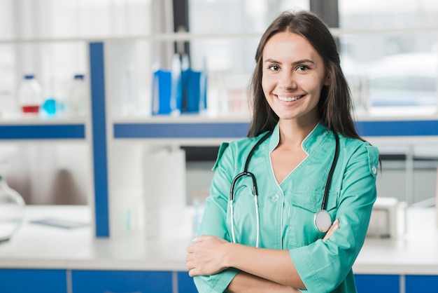 Erba medica sorridente della giovane donna