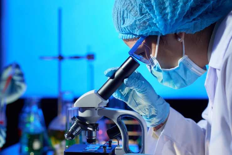 Foto gratuito esame del campione al microscopio