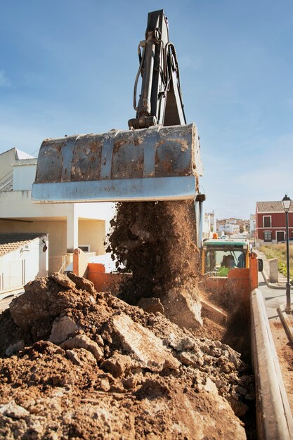 Escavatore pesante per scavare alla luce del giorno all'aperto
