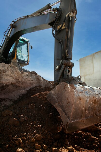 Escavatore pesante per scavare alla luce del giorno all'aperto