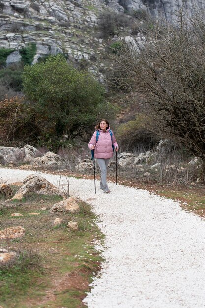 Escursione senior della donna del tiro lungo