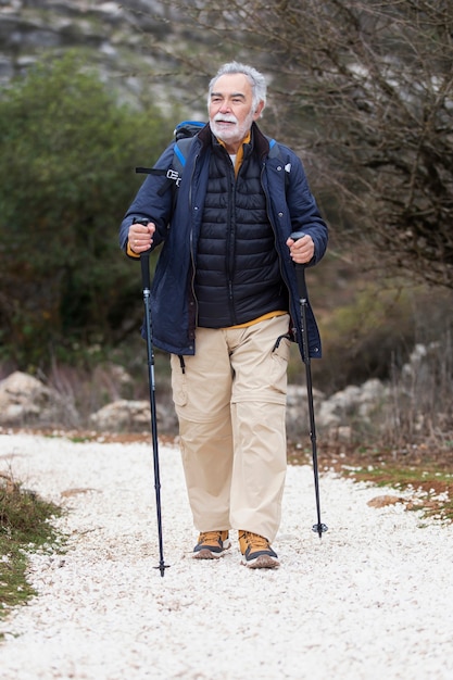 Escursionismo uomo anziano a tutto campo