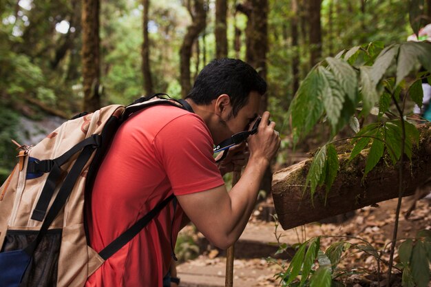 Escursionista di scattare foto di un impianto