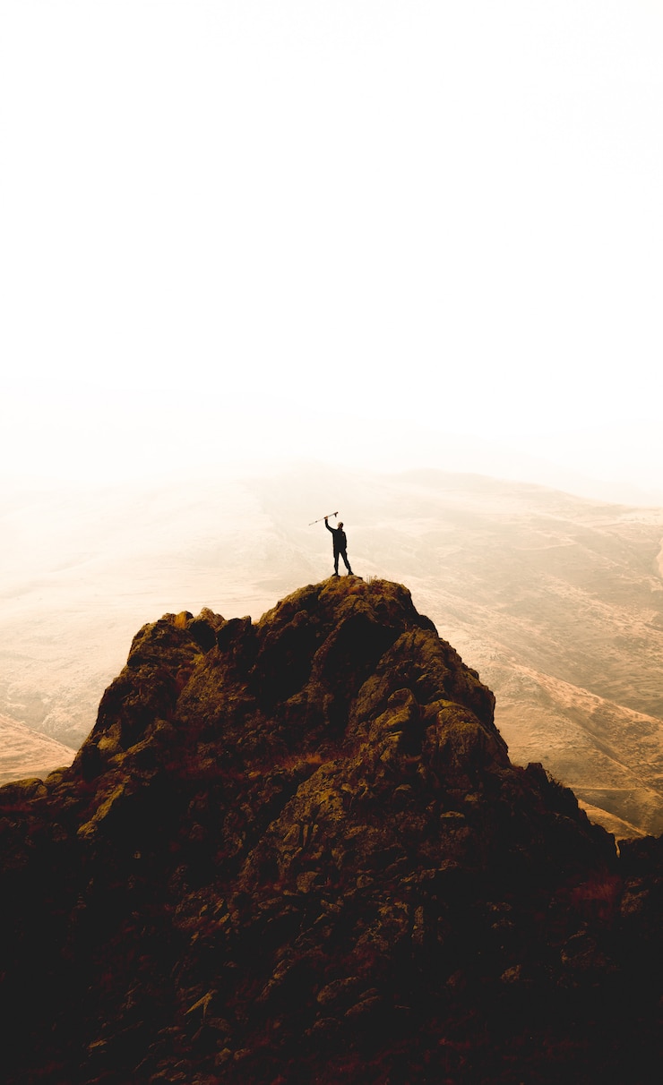Foto gratuito escursionista in cima