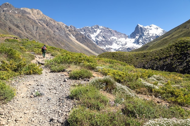 Escursionista nel Monumento Naturale El Morado in Cile