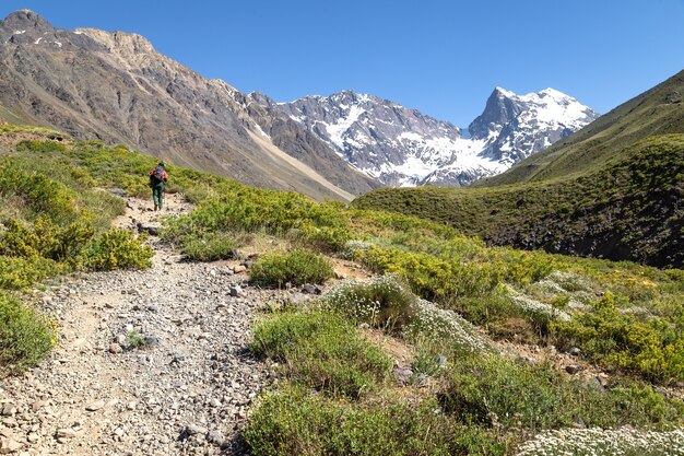 Escursionista nel Monumento Naturale El Morado in Cile