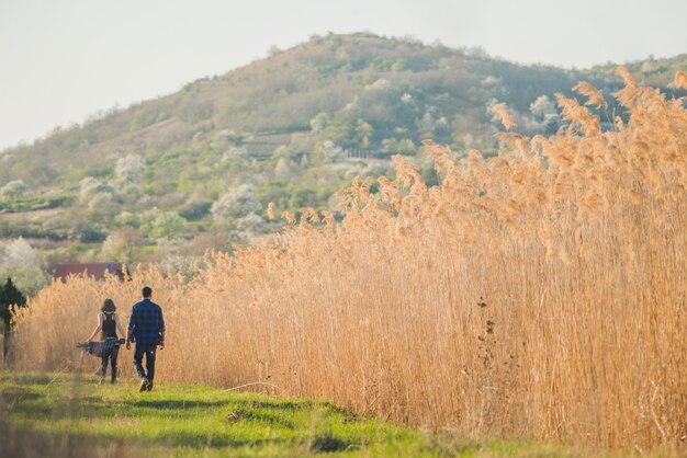 Escursionisti che camminano all&#39;aperto