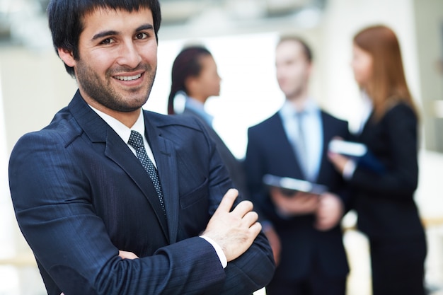 Esecutivo maschio in ambiente di lavoro