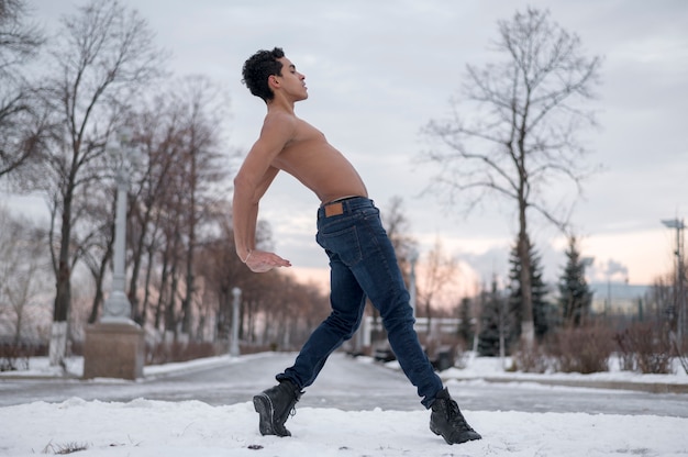 Esecuzione del ballerino di balletto di angolo basso