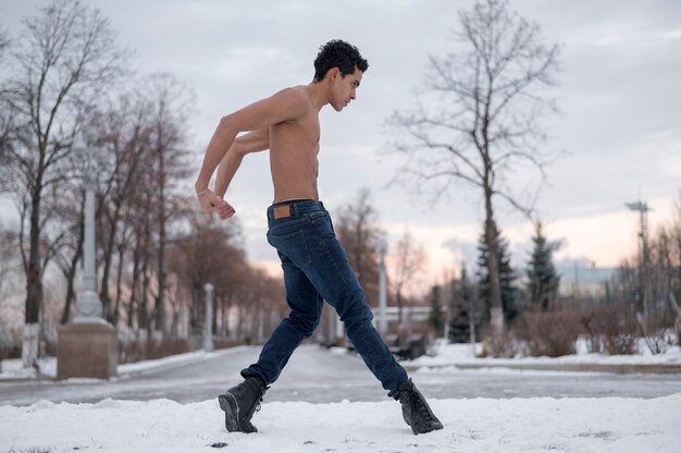 Esecuzione maschio del ballerino di balletto all'aperto