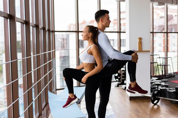 Esercizio di mirroring uomo e donna in palestra