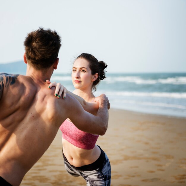 Esercizio di yoga che allunga concetto di estate di concentrazione di meditazione